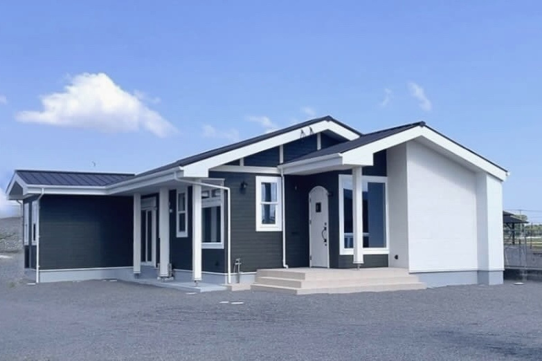 座っている犬と子供